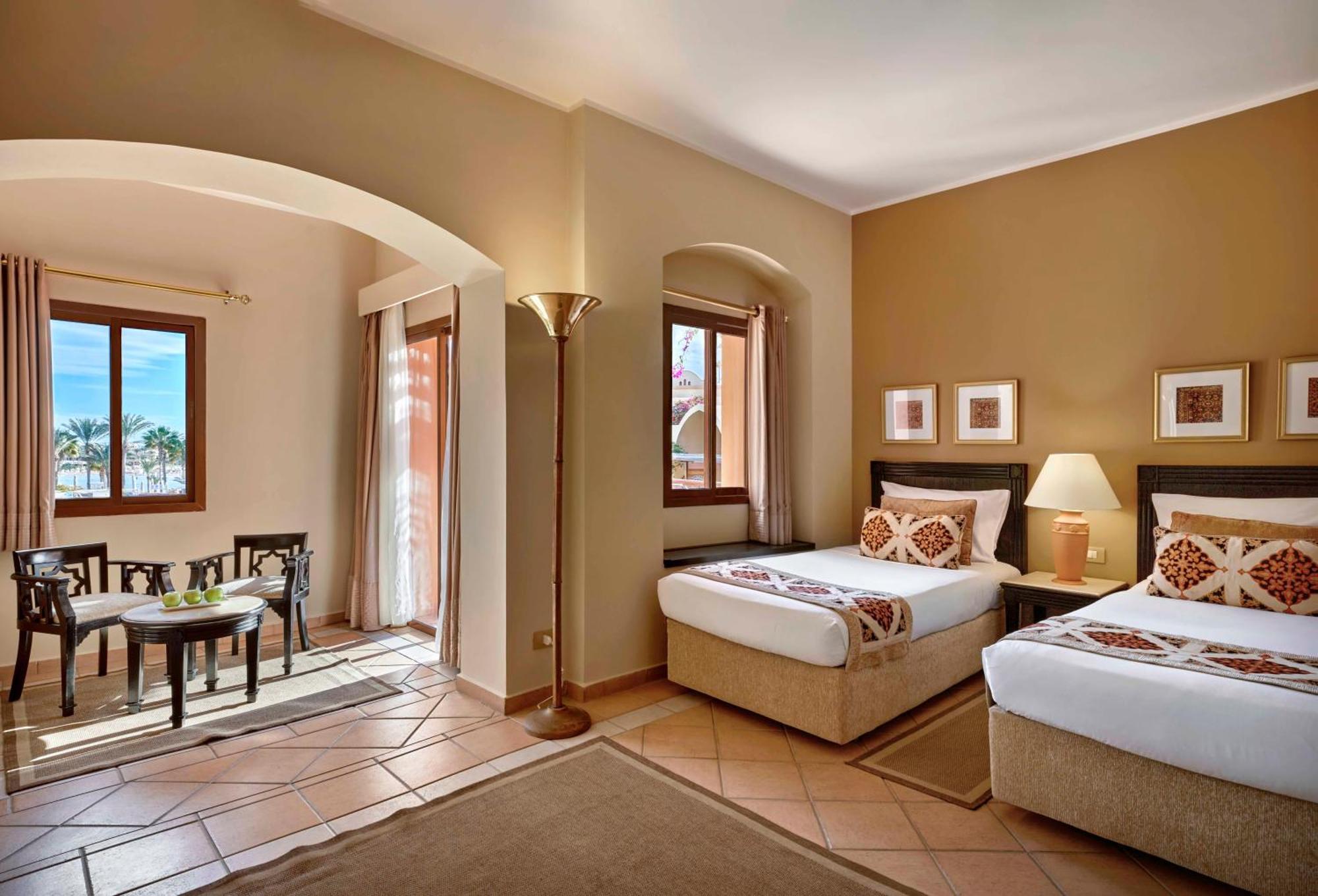 Deluxe, Queen or Twin Bed, Pool View