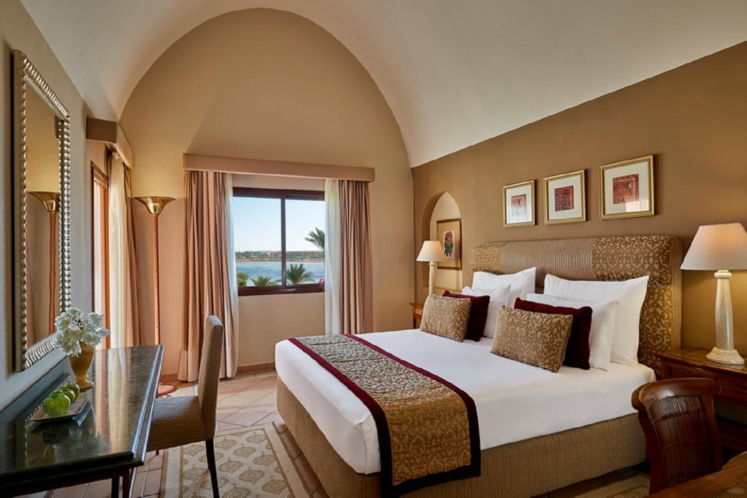 Junior Suite, Queen Bed, Pool or Sea View