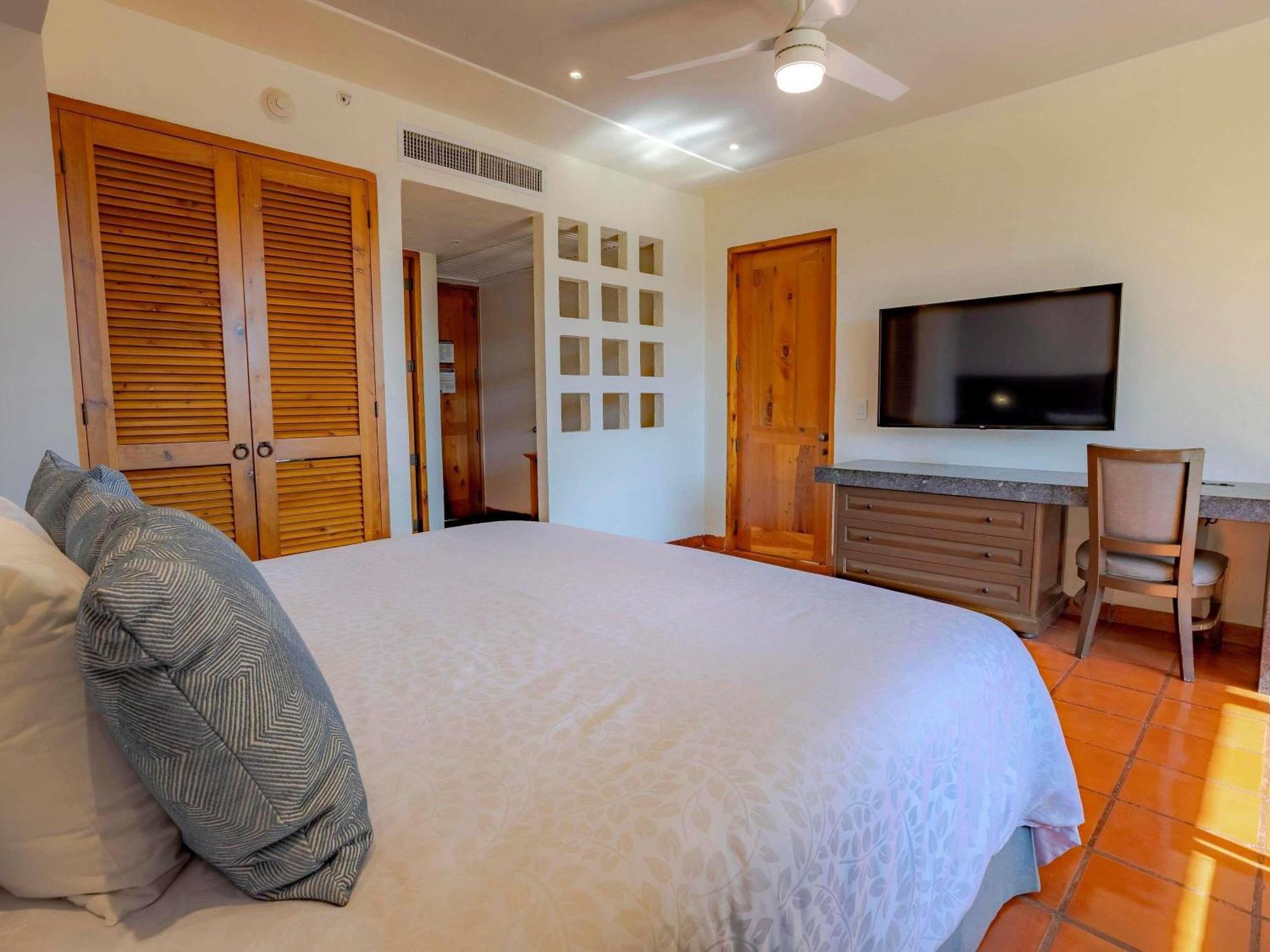 One-Bedroom King Suite Jacuzzi Terrace Partial Ocean View