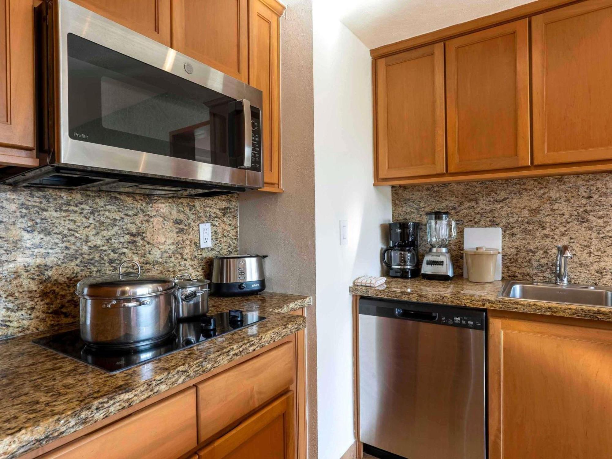 One-Bedroom King Suite Jacuzzi Terrace Partial Ocean View