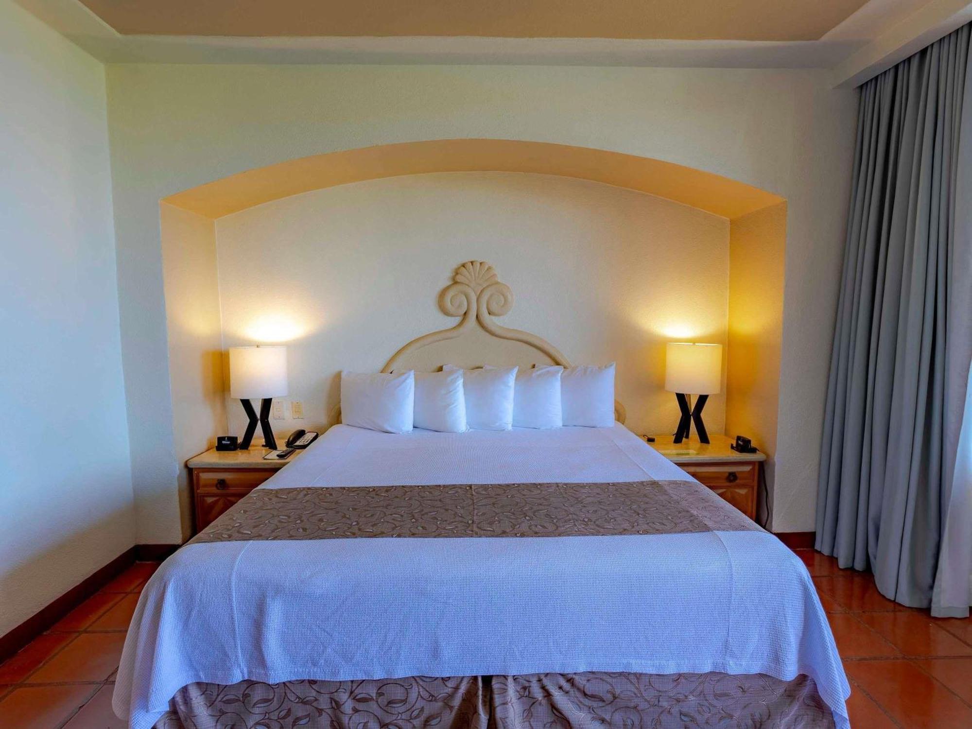 One-Bedroom King Suite Jacuzzi Terrace Partial Ocean View