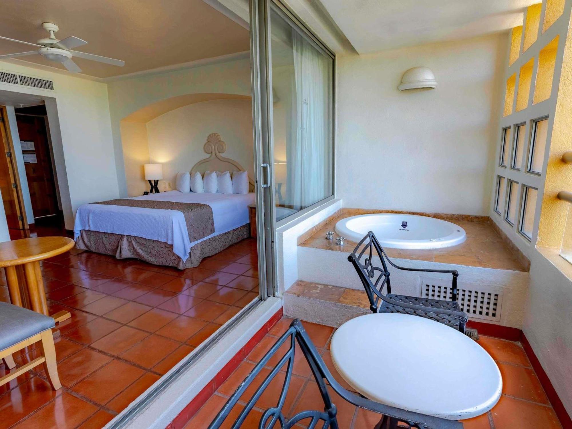 One-Bedroom King Suite Jacuzzi Ocean View Balcony