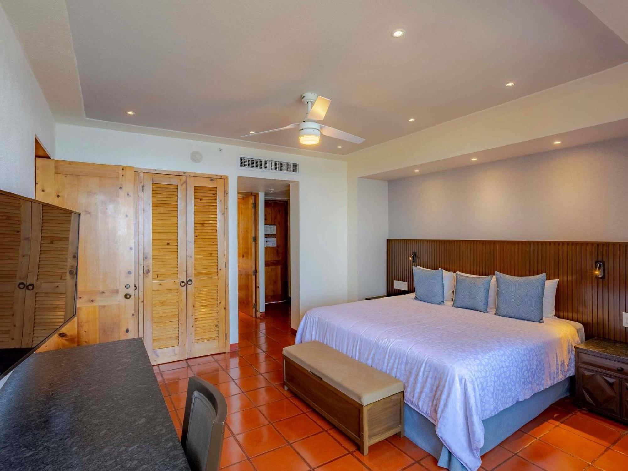 One-Bedroom King Suite Jacuzzi Terrace Oceanfront View