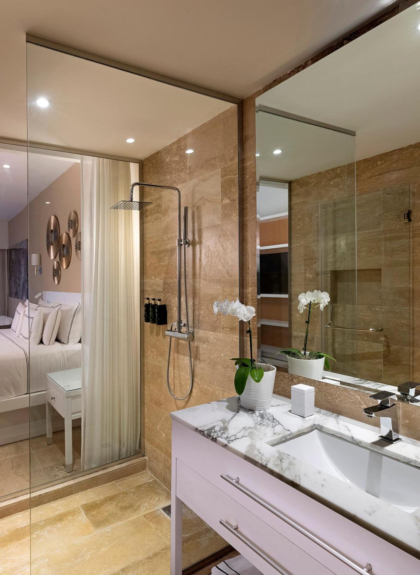 The Level Suite Tropical Palms