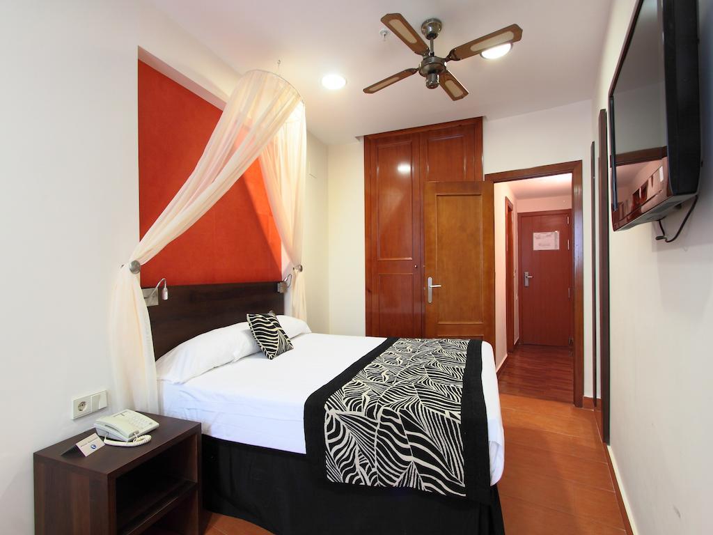 Single Room (1 Adults)