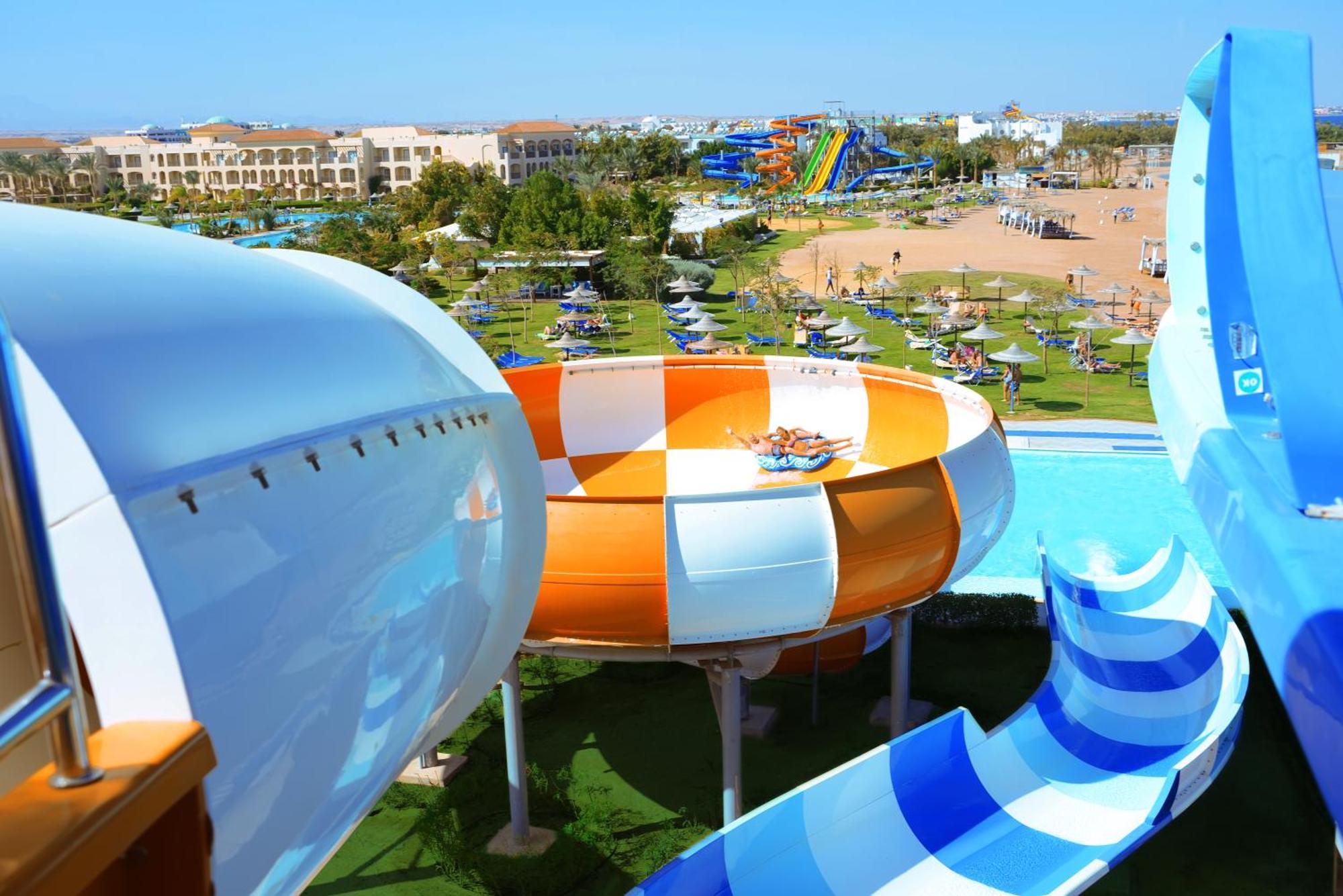 Deluxe Familienzimmer mit Queensize-Bett, Kinderbett und Poolblick