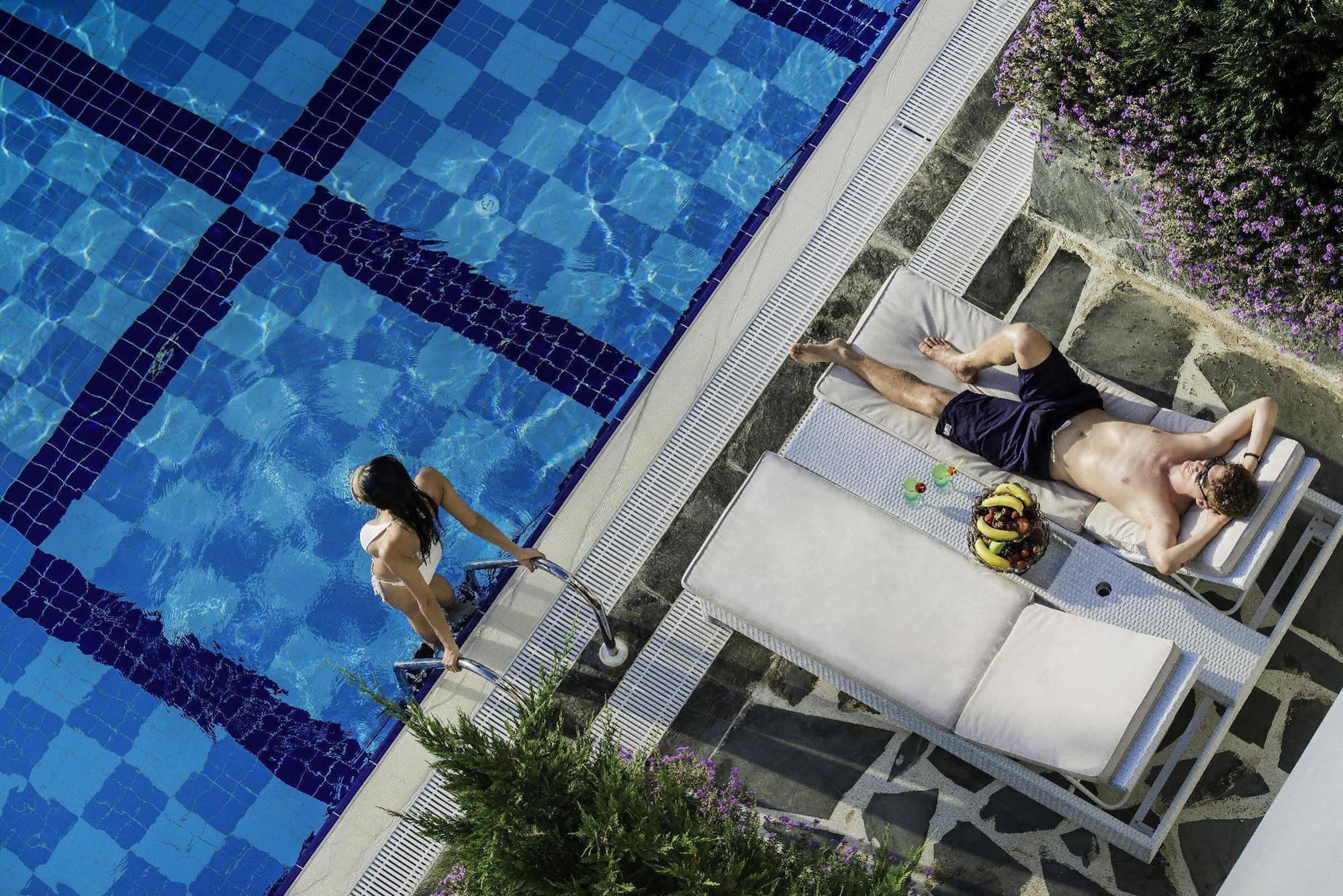 Deluxe Double Pool Room