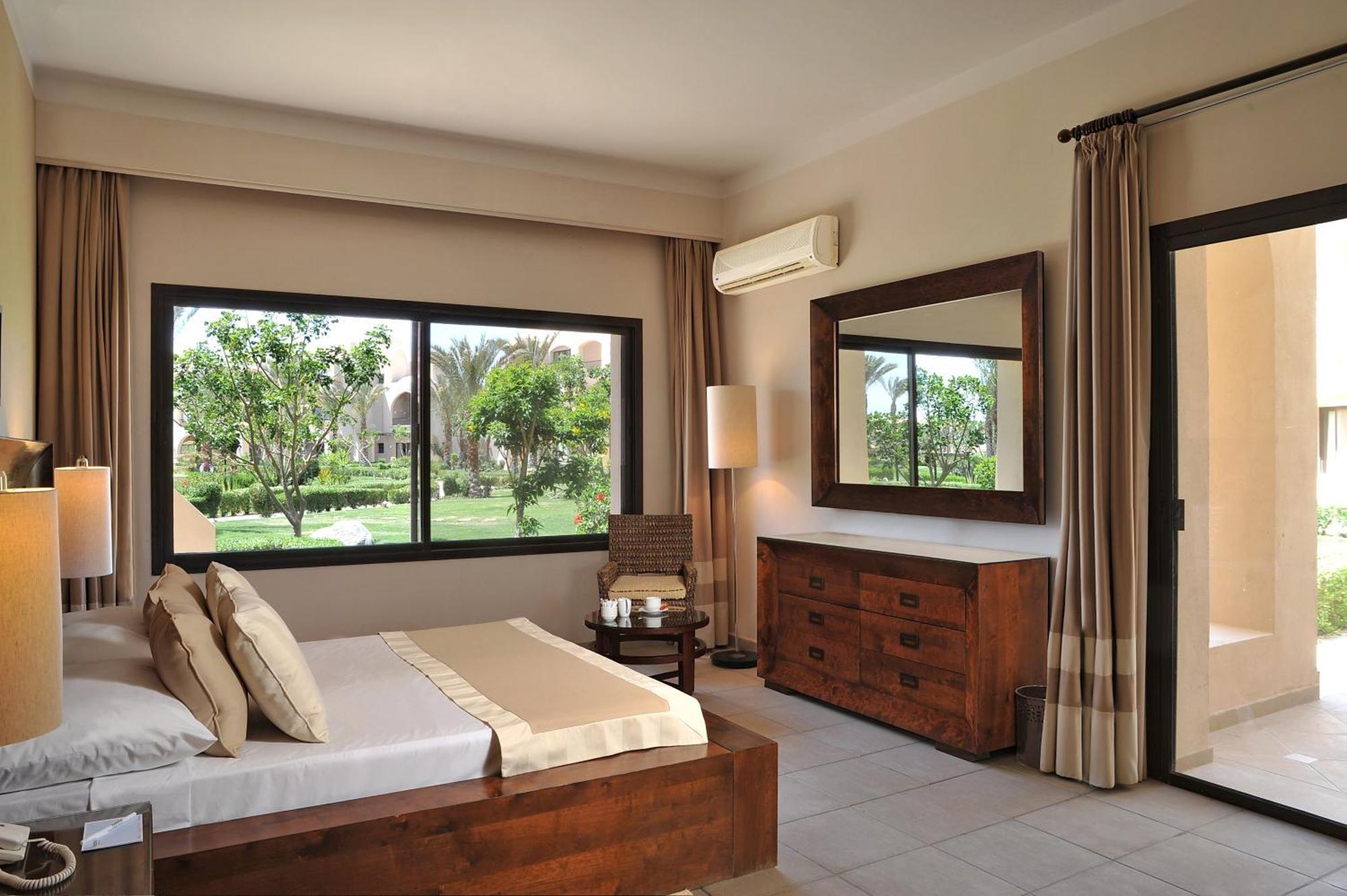 Three-Bedroom Suite, Queen and Twin Bed– Garden view