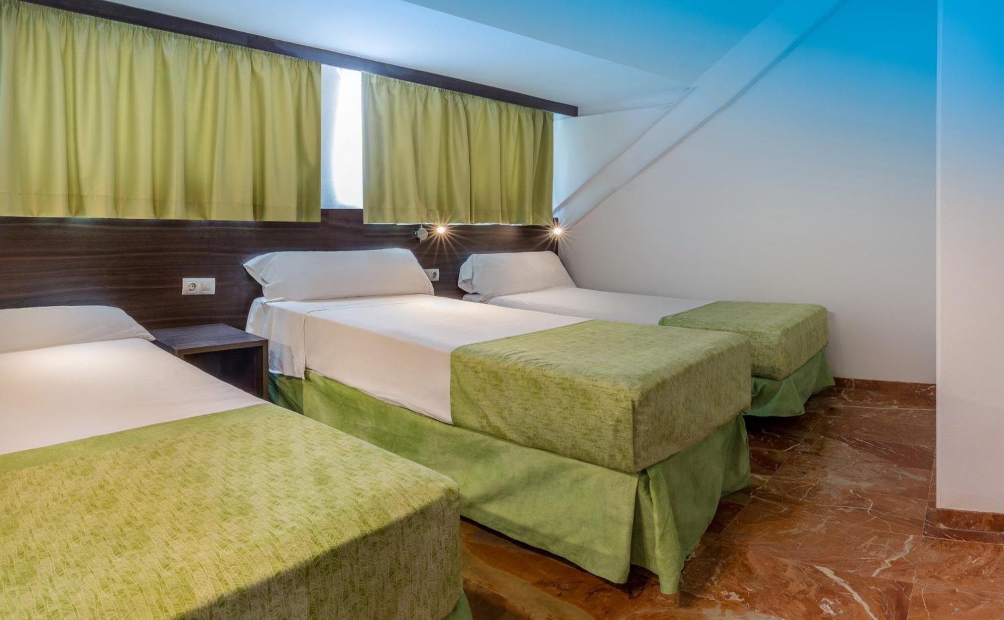 Deluxe Three-Bedroom Apartment,712309741:JPEG
