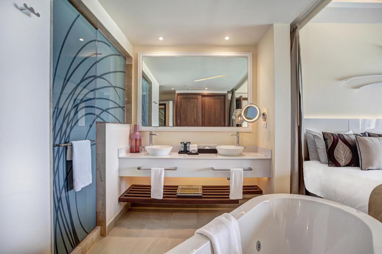 Luxury Junior Suite Swim Out Diamond Club
